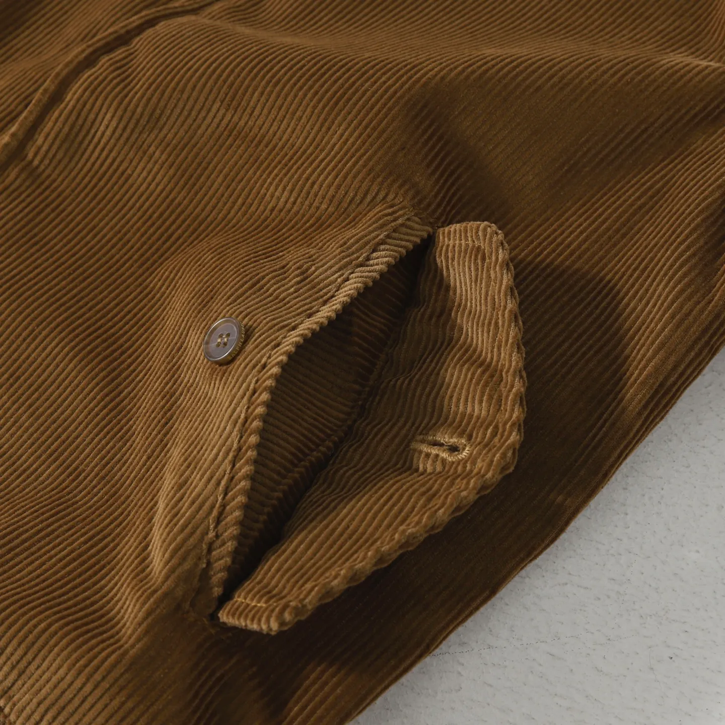 P350 #R24 Ralph Lauren Corduroy Jacket Embroidered Pony Jacket Old Money Style Old Cadre Style Harrington Jacket The interior is made of Scottish plaid fabric, autumnal corduroy material, plus their classic khaki color - three major elements to add to the classic veteran silhouette, retro corduroy fabric. Don’t miss it if you go for the retro route. The same style for men and women, Bai Baihe, is a hit on many star tops from Xiaohongshu! The classic Wellington-style custom-woven corduroy fabric has a delicate, smooth and thick inner plaid lining and uses TALON zippers! It has a retro movie fashion feel in itself! The fit is loose but not baggy. The size is just right and not too picky. The dropped shoulder design modifies the shoulders without making them look bulky. This silhouette is a style that will never go out of style after being worn for a long time. The upper body is also very durable and recognizable. The loose and reasonable version can be worn by both men and women. It is easy to create a clean and refreshing boyish look. Color: Brown, Navy Blue, Black Size: M /L /XL /XXL Length: 68/70/72/74 Bust: 122/126/130/134 Shoulder width: 53/54/55/56 Sleeve length: 65/66/67/68
